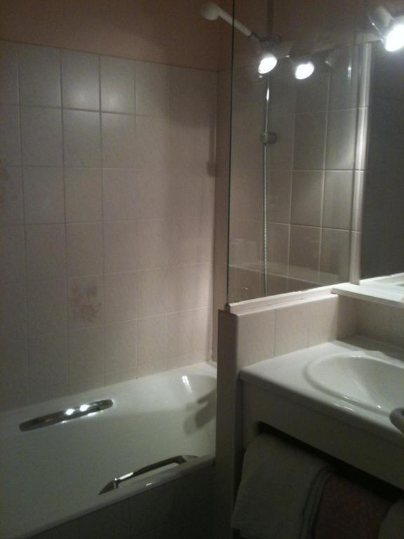 Hotel Des Voyageurs Saint Chely d'Aubrac Ruang foto
